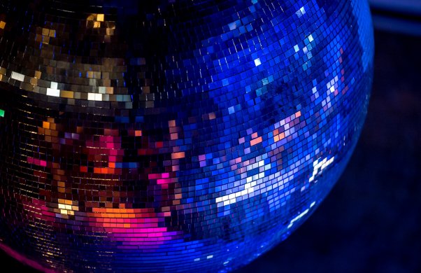 Discokula som skiftar i färgerna blått, rosa, lila och guld. Mestadels blått.